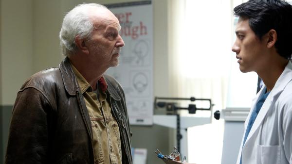 Bild 1 von 5: Richard (Michael Gwisdek, li.) bekommt von einem Arzt (Anthony Shim) die schockierende Diagnose mitgeteilt, dass er nicht mehr lange zu Leben hat.