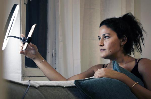 Bild 1 von 4: Der Film begleitet die israelische Aktivistin und Komikerin Noam Shuster-Eliassi während der Entstehung ihrer One-Woman-Show mit dem Titel \