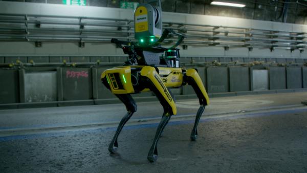 Bild 1 von 3: Am Flughafen Heathrow bei London sorgt der Roboterhund Dave auf der Baustelle für mehr Sicherheit und Effizienz.