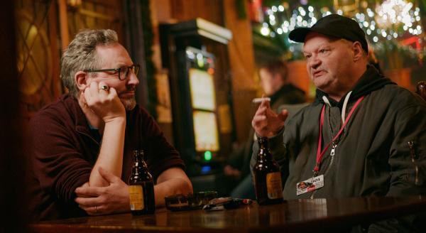 Bild 1 von 3: Chris (rechts) lebte sieben Jahre lang auf der Straße und trank bis zu drei Wodkaflaschen am Tag - wie kam er wieder auf die Füße und besiegte seine Sucht?