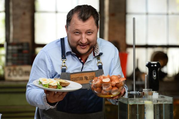 Bild 1 von 3: Produktentwickler Sebastian Lege verrät, wie die Lebensmittelindustrie unter Einsatz von viel Wasser, ein bisschen Chemie und vor allem viel geldsparender Kreativität Geld verdient.