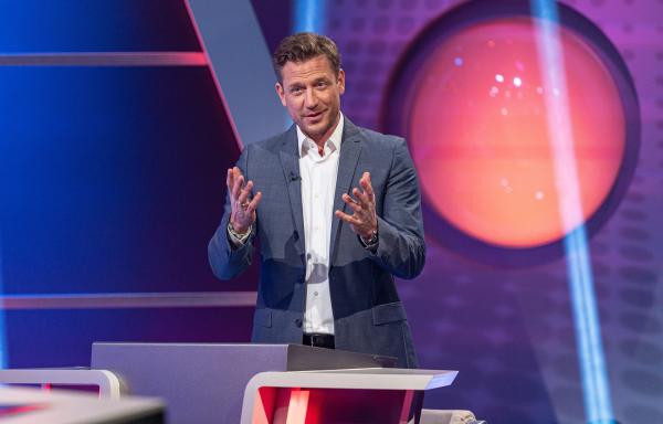 Bild 1 von 2: Moderator Florian Weber freut sich auf gewitzte Kandidaten, kniffelige Fragen und überraschende Antworten beim Wissensquiz \