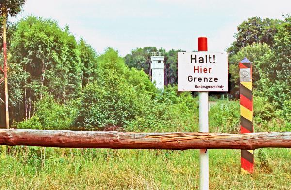 Bild 1 von 4: An der Staatsgrenze zwischen Bundesrepublik und DDR wird scharf geschossen. Dass bei Helmstedt ein Geheimweg drunter in den Westen führt, weiß nur einer.
