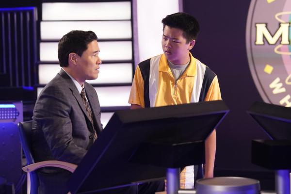 Bild 1 von 11: Louis Huang (Randall Park, l.); Eddie Huang (Hudson Yang, r.)