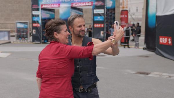 Bild 1 von 4: Im Bild: Jedermann-Darsteller Philipp Hochmair mischt sich, während der Festspielnächte auf dem Kapitelplatz unter das Publikum.