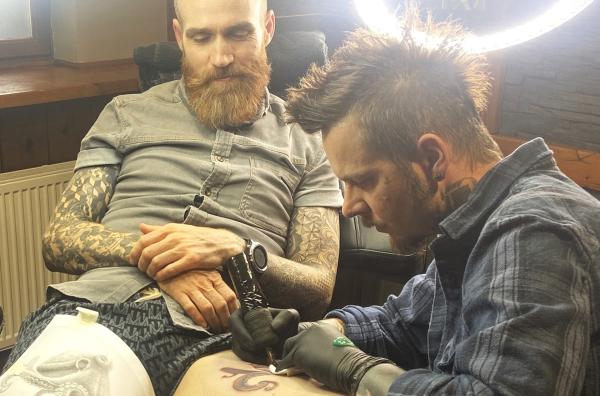 Bild 1 von 3: Danijel Crljic (rechts) bei der Arbeit.