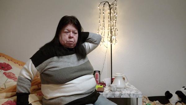 Bild 1 von 2: Pamela hat endlich eine neue Wohnung gefunden, kämpft jedoch mit unerklärlichen Vorkommnissen, die ihre Freude trüben.