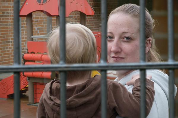 Bild 1 von 2: Eltern hinter Gittern. In einigen Fällen sind die Kinder mit im Gefängnis.
