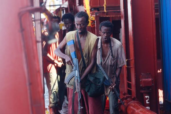 Bild 1 von 3: An Bord des Frachters suchen die somalischen Piraten Elmi (Mahat M. Ali, l.), Muse (Barkhad Abdi, M.) und Bilal (Barkhad Abdirahman, r.) nach der Besatzung, um Lösegeld fordern zu können.