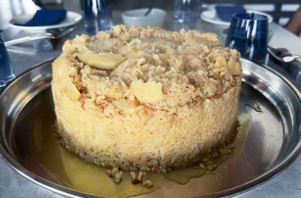 Bild 1 von 2: In Jordanien wird gerne alles in den gleichen Topf geworfen: Reis, Hühnchen und Gemüse ? Maqluba ist das beste Beispiel dafür.