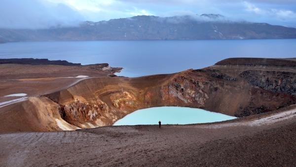Bild 1 von 4: Im Vatnajökull-Nationalpark liegt die Caldera des Vulkans Askja mit mehreren Kraterseen.