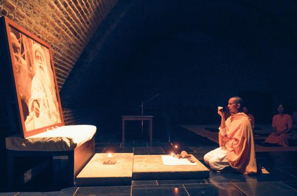 Bild 1 von 3: Die Belgierin Maa Mahayati während eines spirituell-meditativen Rituals: Sie ist Anhängerin des indischen Gurus Sadhguru.