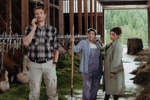 Bild 1 von 16: Im Bild: Das beschwingte Verhalten von Hans Gruber (Heiko Ruprecht, l.) entgeht auch Lisbeth Gruber (Monika Baumgartner, M.) und Lilli Gruber (Ronja Forcher, r.) nicht.