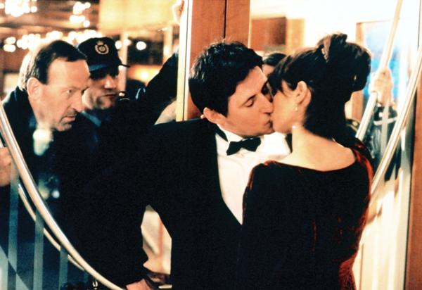 Bild 1 von 5: Smilla Jaspersen (Julia Ormond) und ihr geheimnisvoller Nachbar (Gabriel Byrne) haben sich verliebt und tricksen gemeinsam den Polizisten Ravn (Bob Peck, li.) aus.