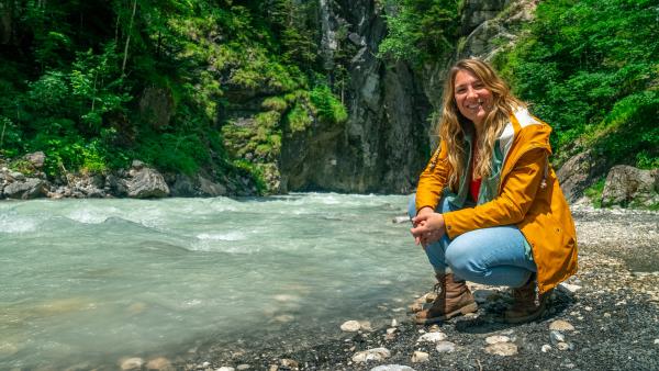 Bild 1 von 15: Wunderschön und nützlich zugleich. Jasmina Neudecker erkundet die 700 Meter lange Partnachklamm. Entstanden ist sie durch die Kraft des Wassers, das sich bis zu 80 Meter tief durch die Felsen gegraben hat. Bis in die 1960er Jahre wurde die Kraft des Wassers hier genutzt, um im Frühjahr Holz zu transportieren.