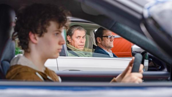 Bild 1 von 9: Im Bild: Lars (Ingo Naujoks, r.) und Finn (Sven Martinek, 2.v.r.) verfolgen einen Sportwagen, dessen Fahrer (Nico Ramon Kleemann, l.) augenscheinlich minderjährig ist.