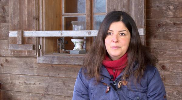 Bild 1 von 14: Dem Faschingsumzug fiebern die Menschen in Anif schon über das ganze Jahr entgegen. An Kostümen und Requisiten wird über Monate liebevoll gearbeitet, damit für den großen Tag alles perfekt passt. Der Umzug führt von der Niederalm zum Anifer Gemeindeamt, dutzende Gruppen führen hier ihre Wagen vor, ein Hauch von großem Karneval liegt über dieser Veranstaltung. Traditionen wie diese werden hier im Flachgau besonders großgeschrieben - gilt es doch, die Geister der dunklen, kalten Jahreszeit auszutreiben und in dem alpinen, rauen Klima den Zusammenhalt der Gemeinschaft zu leben. Im Bild: Bäuerin, Kindergärtnerin und Zoologin Veronika Gfrerer betreibt einen Erlebnisbauernhof in Eichet bei Salzburg.