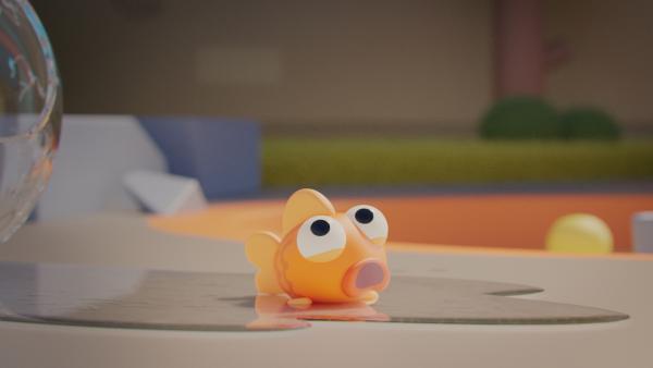 Bild 1 von 3: Oh je! Goldies Goldfischglas ist kaputt! Jetzt sitzt sie auf dem Trockenen!