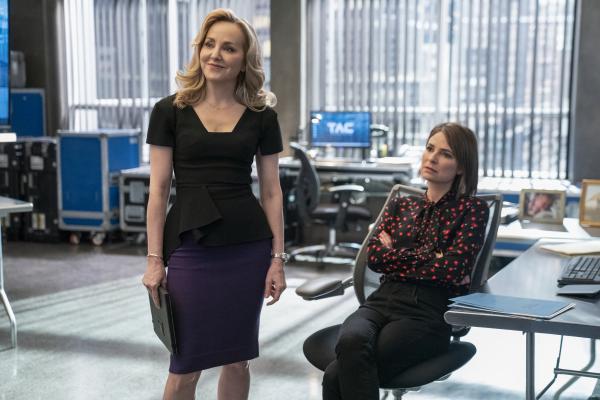 Bild 1 von 11: Marissa Morgan (Geneva Carr, l.); Taylor Rentzel (MacKenzie Meehan, r.)