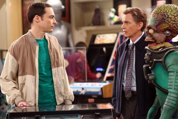 Bild 1 von 31: Als Sheldon (Jim Parsons, l.) die Filmrequisitensammlung von Dr. Lorvis (Billy Bob Thornton, r.) sieht, ist er total begeistert ...