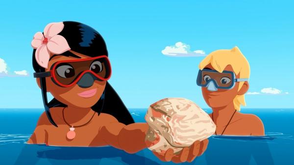 Bild 1 von 1: Timeti (l.) und Yann (r.) haben im Meer einen besonderen Stein entdeckt. Es stellt sich heraus, dass es ein wertvoller Brocken Amber ist, der zur Herstellung von Parfüms eingesetzt wird. Merkwürdig ist, dass auch Van Krook seit Neuestem ins Parfümgeschäft eingestiegen ist.