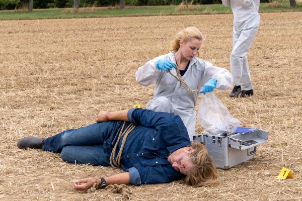 Bild 1 von 15: Dr. Judith Engel (Astrid Posner) untersucht die Leiche von Thomas Dittmann (Alexander Koll).
