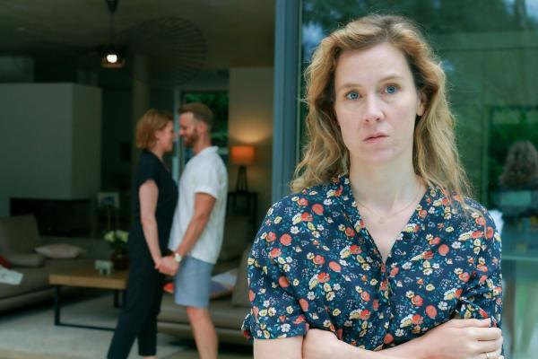 Bild 1 von 17: Im Bild (v.li.): Franziska Weisz (Miriam), Mads Hjulmand (Arvid), Franziska Hackl (Christiane).