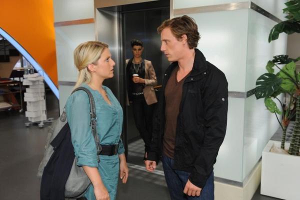 Bild 1 von 23: Anna (Jeanette Biedermann, l.) ringt mit sich: Soll sie Carlas (Sarah Mühlhause, M.) Angebot annehmen? Nach einem offenen Gespräch mit Paloma wird ihr schließlich klar, dass es keinen Grund gibt, die Offerte abzulehnen. Während ihr Entschluss langsam wächst, hat Tom (Patrick Kalupa, r.) von Bruno die Aufgabe bekommen, Anna in die Firma zurück zu holen ...
