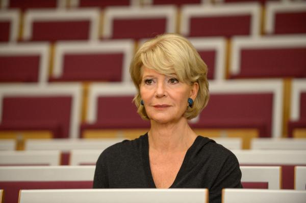 Bild 1 von 7: Christiane Hörbiger (Henriette Frey).