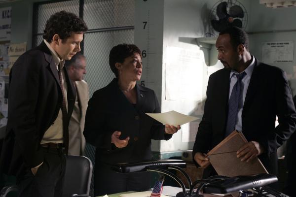 Bild 1 von 12: (l-r) Jeremy Sisto as Cyrus Lupo, S. Epatha Merkerson as Lt. Anita Van Buren, Jesse L. Martin as Detective Ed Green -- NBC