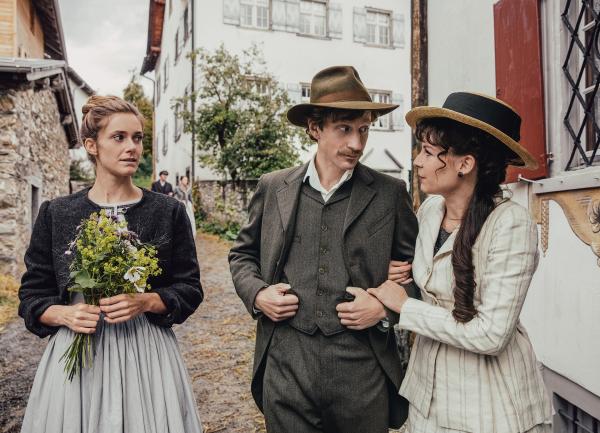 Bild 1 von 3: Überraschungsbesuch: Maja (Anna Schinz, re.) ihr Verlobter Max (Maxim Mehmet) und Anna (Miriam Stein, li.)