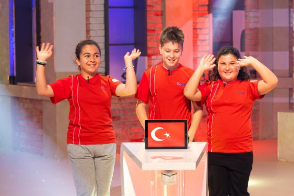 Bild 1 von 11: Das rote Team aus Söke in der Türkei freut sich auf die Aufzeichnung.