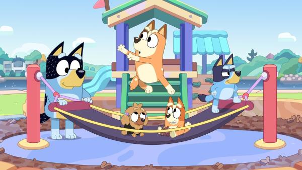 Bild 1 von 3: Bluey, Bingo und eine Freundin spielen Piraten auf einer Hängematte, wo sie Abenteuer auf hoher See erleben. Doch es braucht viel Mut, um die wilden Stürme und Walattacken zu überstehen.