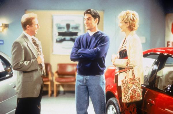 Bild 1 von 1: Dharma und Greg beschließen, sich einen Zweitwagen zu kaufen. Weil es ihnen nicht gelingt, zusammen einen geeigneten Wagen zu finden, macht Dharma sich allein auf die Suche. Schließlich findet sie ein Gefährt, das ihr gefällt: einen alten gelben Schulbus. Greg ist zunächst schockiert über den Wagen...