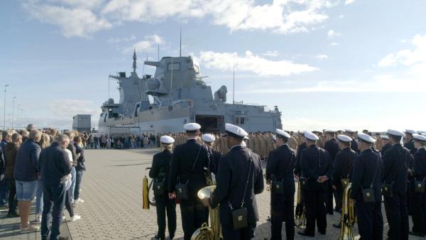 Bild 1 von 7: Fregatte Sachsen-Anhalt verlässt den Hafen.