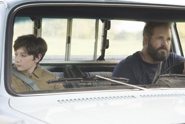 Bild 1 von 4: Brandon Breyer (Jackson A. Dunn, l.); Kyle Breyer (David Denman, r.)