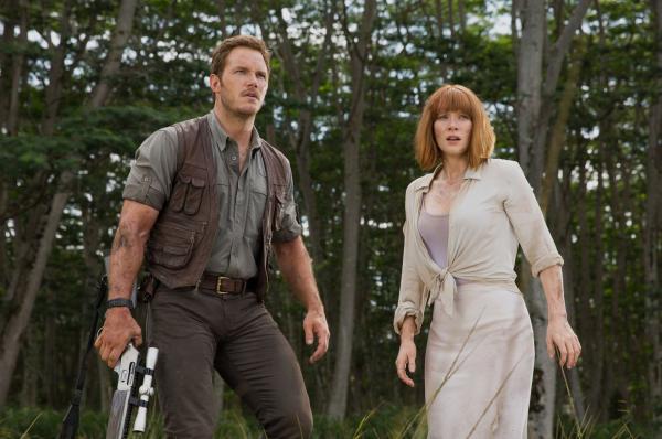 Bild 1 von 9: Owen (CHRIS PRATT) and Claire (BRYCE DALLAS HOWARD) in Jurassic World. Steven Spielberg returns to executive produce the long-awaited next installment of his groundbreaking Jurassic Park series. Colin Trevorrow directs the epic action-adventure, and Frank Marshall and Patrick Crowley join the team as producers.Credit: Chuck Zlotnick