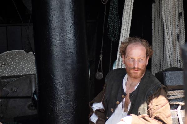 Bild 1 von 9: Sebastian Elkano (Martin Rother) führt das letzte verbleibende Schiff, die \
