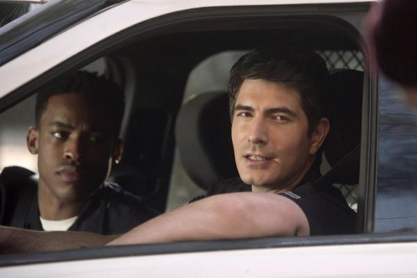 Bild 1 von 3: West (Titus Makin Jr., l.) wird Officer Doug Stanton (Brandon Routh, r.) als neuer Ausbilder zugewiesen. Während ihrer Einsätze erkennt West was für eine Art Polizist Stanton wirklich ist.