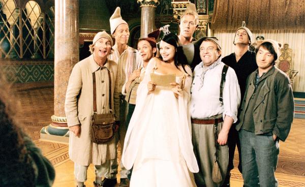 Bild 1 von 12: Im Bild: Otto Waalkes (Bubi), Martin Schneider (Speedy), Ralf Schmitz (Sunny), Cosma Shiva Hagen (Schneewittchen), Norbert Heisterkamp (Ralfie), Gustav-Peter Wöhler (Cookie), Mirco Nontschew (Tschakko), Boris Aljinovic (Cloudy).