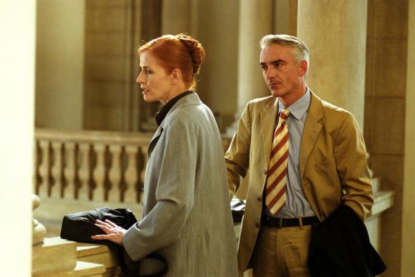 Bild 1 von 17: Felix (Christoph M. Ohrt, r.) vertritt die Gerichtsschreiberin Johanna Hofinger (Sibylle Canonica, l.), die sich wegen fahrlässiger Tötung ihres Sohnes vor Gericht verantworten muss: Der 16-jährige Allergiker hatte versehentlich ihr - nicht als solches gekennzeichnetes - Haarfärbemittel getrunken. Nun plagen die trauernde Mutter extreme Schuldgefühle. Sie will schuldig gesprochen werden ...