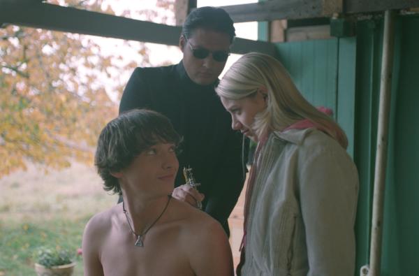 Bild 1 von 1: Als Liebesbeweis für Sophia (Jytte-Merle Böhrnsen, r.) lässt sich Heiko (Ralph Kretschmar, l.) von einem Unbekannten (M.) das chinesische Zeichen für \