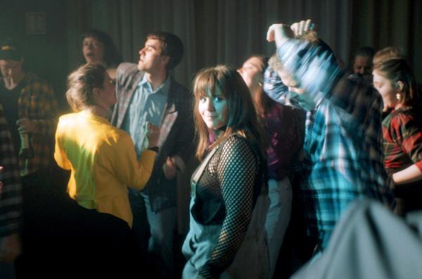Bild 1 von 4: Party in der Blackport-Baracke: Mit wem tanzt Tinna (Kristín Þóra Haraldsdóttir, Mi.) da?