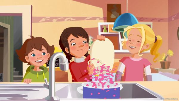 Bild 1 von 5: Fritzi, Tara und Tieneke kochen Parfüm aus Rosenblüten.