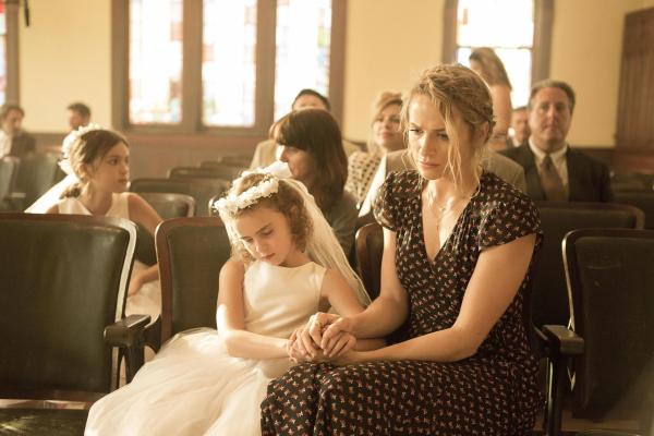 Bild 1 von 4: Mary Swagger (Lexy Kolker, l.); Julie Swagger (Shantel VanSanten, r.)
