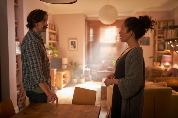 Bild 1 von 3: Als Niko (Owen McDonnell) erfährt, was Eve (Sandra Oh) vor ihm verheimlicht, hat er ein ernstes Wort mit ihr zu reden.