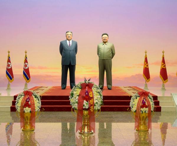 Bild 1 von 9: Auch wenn die beiden Amtsvorgänger von Kim Jong-un - sein Vater Kim Jong-il (l.) und Kim Il-sung (r.) - längst verstorben sind, sind sie doch omnipräsent im Land.