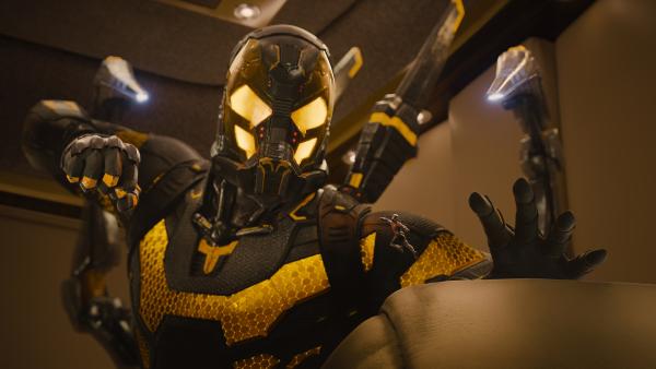Bild 1 von 9: Im Auftrag des Physikers Dr. Hank Pym versucht der ehemalige Gefängnisinsasse Scott Lang (Paul Rudd, r.) als Ant-Man, den Wissenschaftler Darren Cross (Corey Stoll, l.), der mit der Erfindung seines ehemaligen Chefs beim Militär viel Geld machen will, zu sabotieren. Doch Cross hat die Technologie ebenfalls perfektioniert und kann sich als Yellowjacket dem Ant-Man entgegenstellen ...