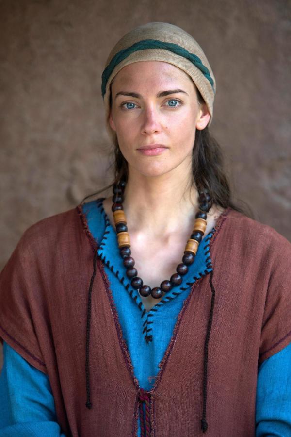 Bild 1 von 9: Im Bild: Maria von Magdala (Laura Berlin) ist eine der wenigen Frauen unter den Gefolgsleuten, die Jesus nach Jerusalem begleiteten.