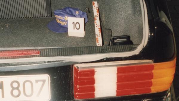 Bild 1 von 4: Eine der Geiseln wurde im Kofferraum eines Autos versteckt.